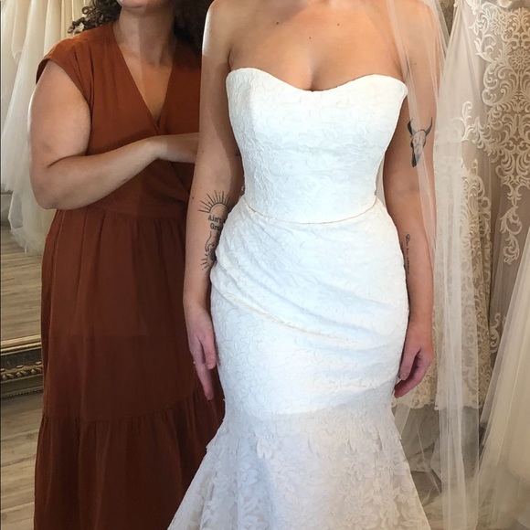 selling wedding dress on poshmark
